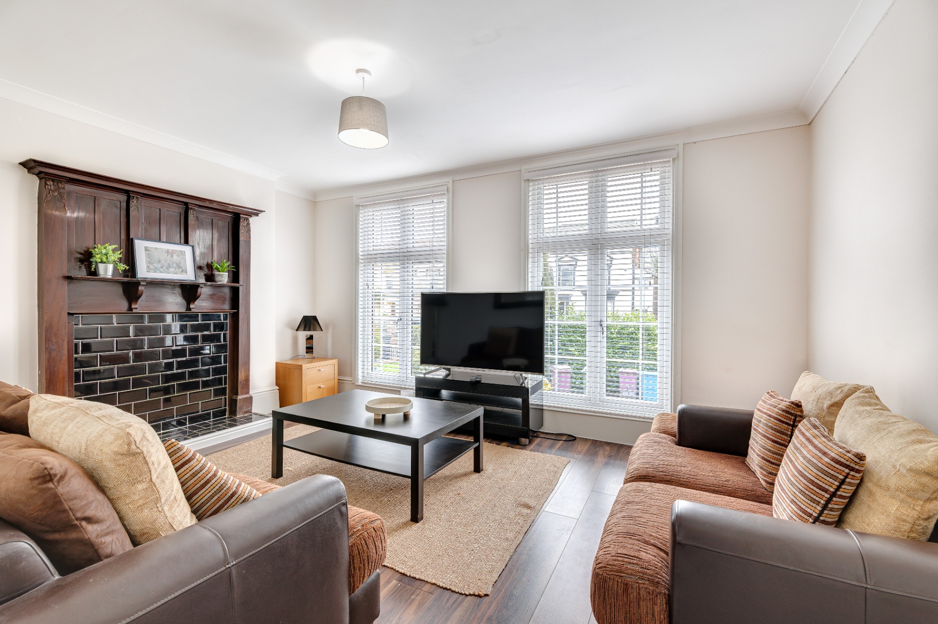 Spacious 5-Bed Home with Parking  photo 1