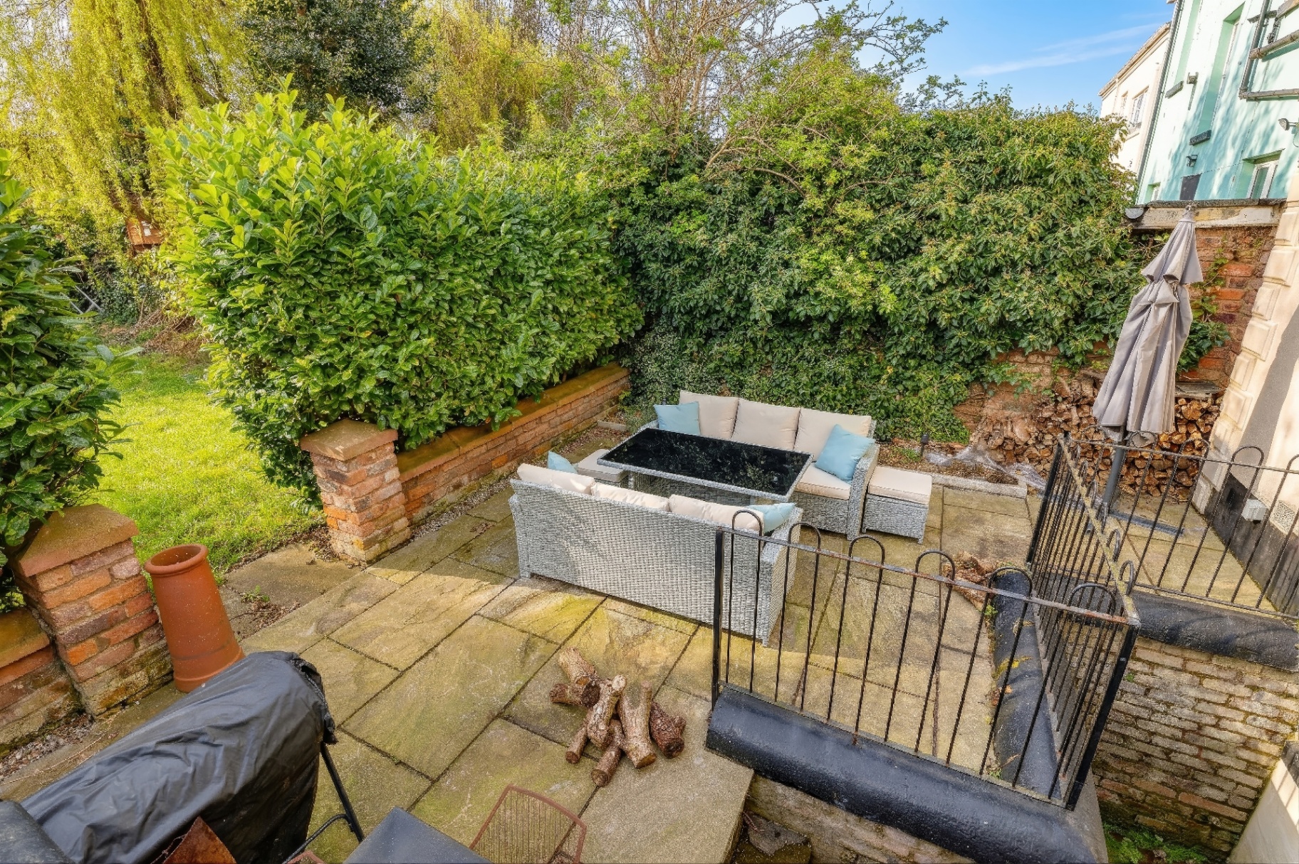 Spacious 5-Bed Home with Parking  photo 12