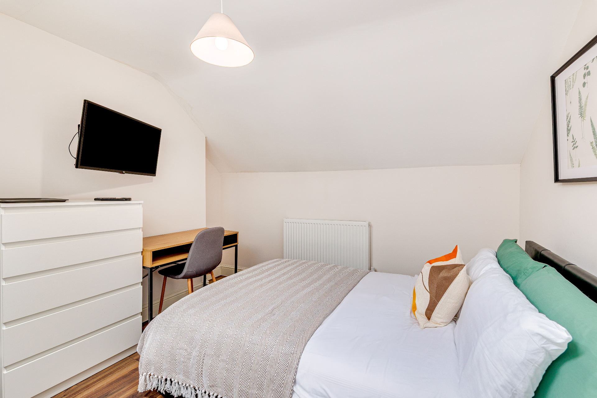 Spacious 5-Bed Home with Parking  photo 9