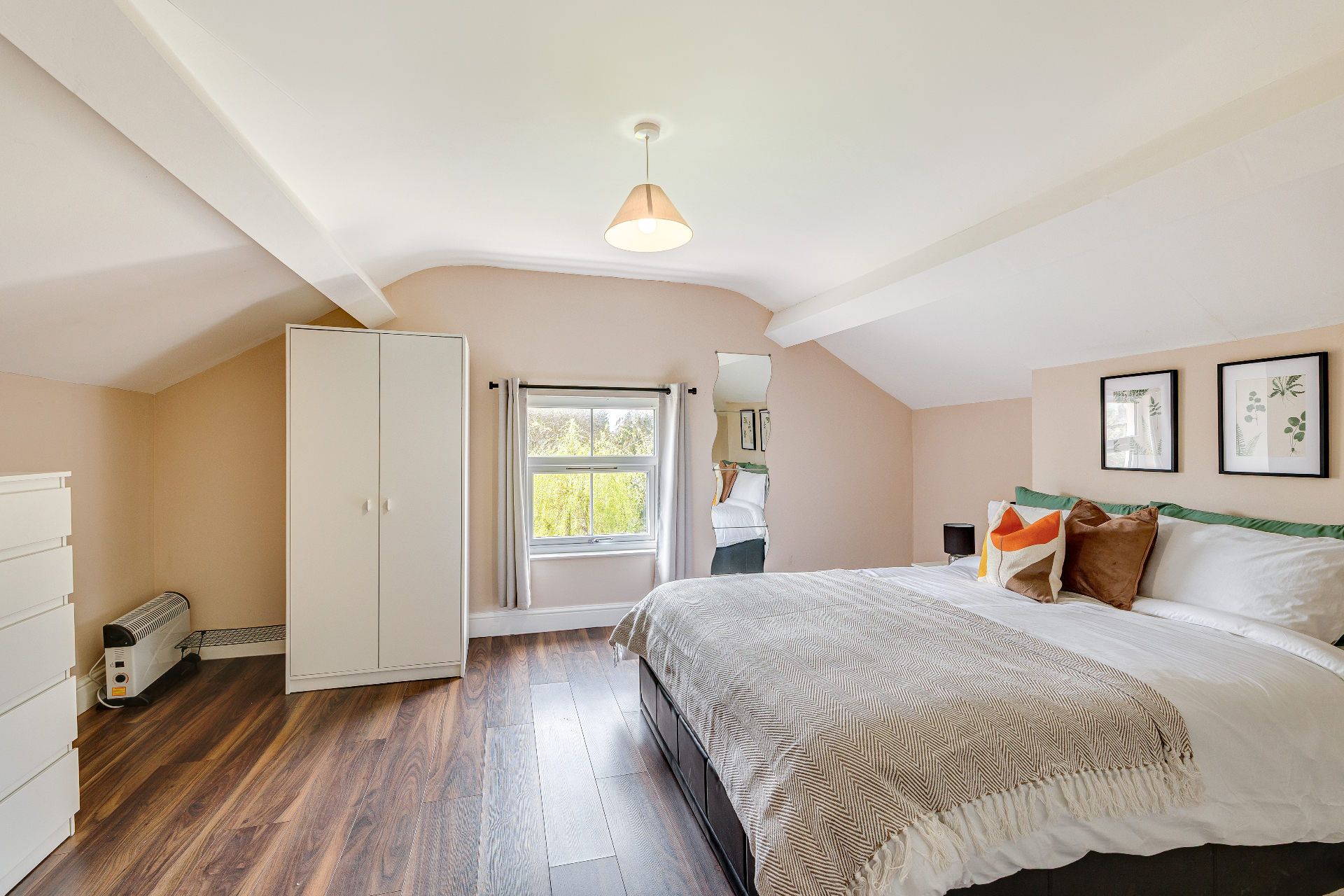 Spacious 5-Bed Home with Parking  photo 11