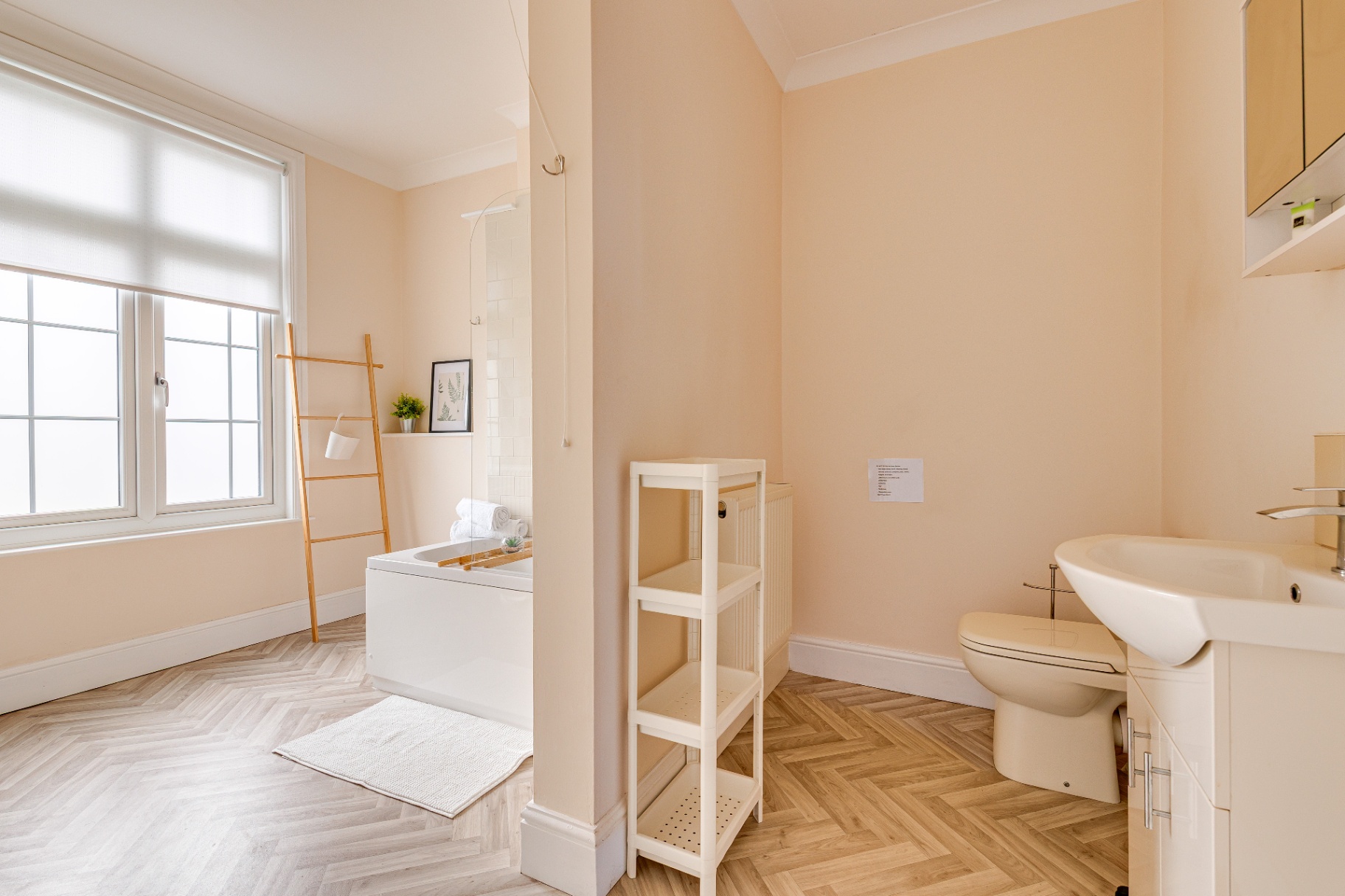 Spacious 5-Bed Home with Parking  photo 7