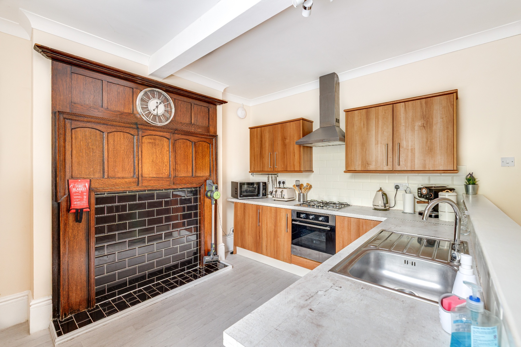 Spacious 5-Bed Home with Parking  photo 3