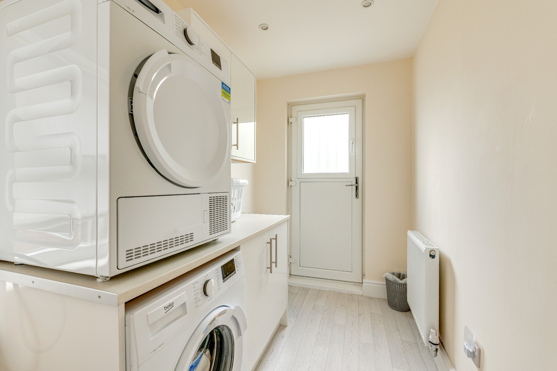 Spacious 5-Bed Home with Parking  photo 4