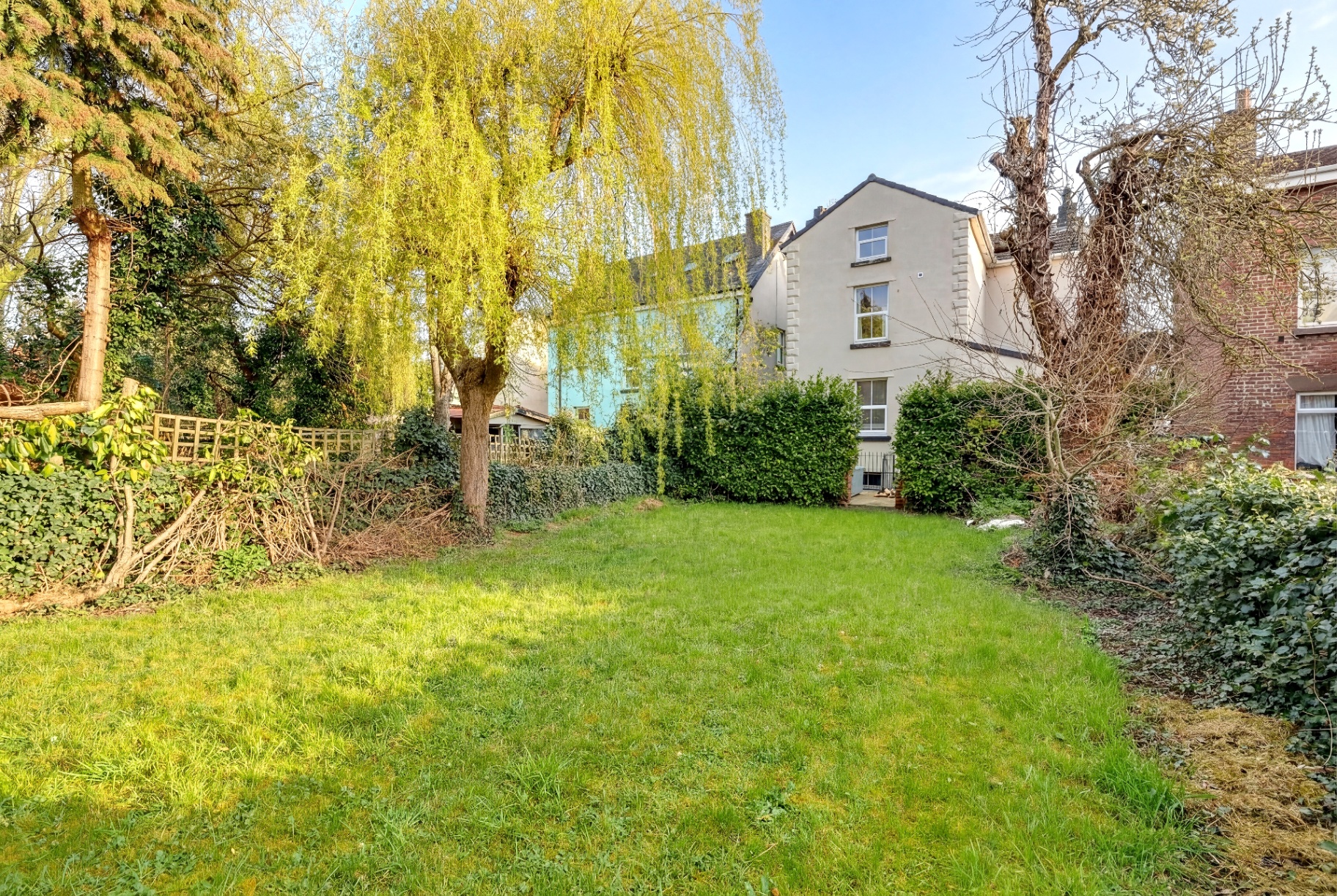 Spacious 5-Bed Home with Parking  photo 13